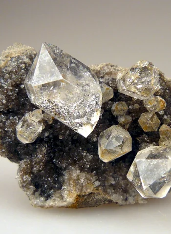 Алмаз неограненный камень