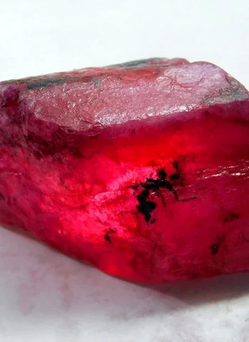 Рубин минерал неограненный