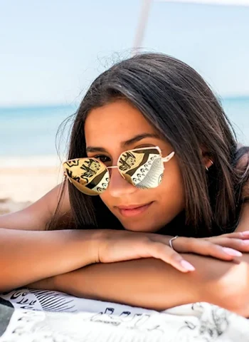 Девушка в очках на пляже