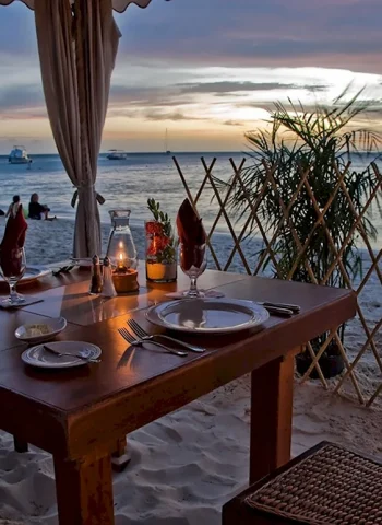 Столик в ресторане с видом на море