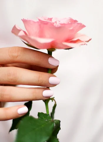 Женская рука с цветком